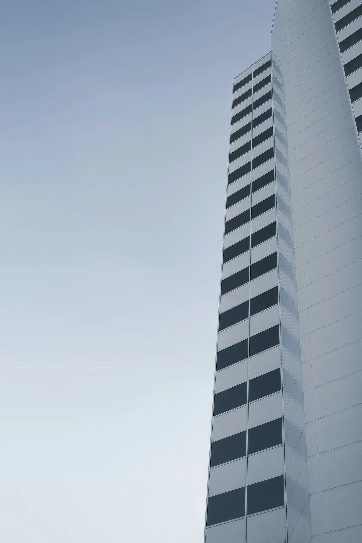 Weißer Turm mit Fensterbändern