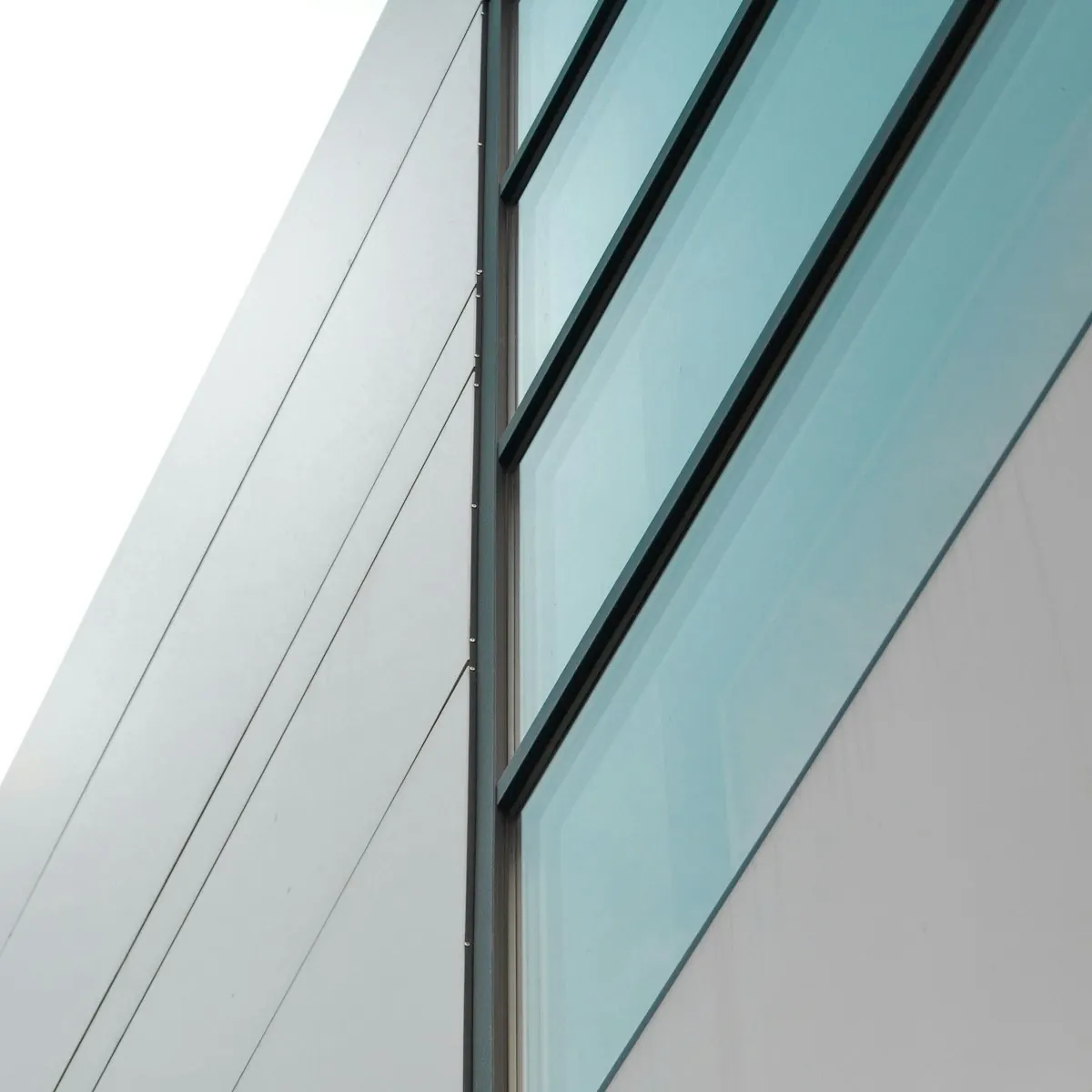 Weiße Wand mit Glasfront