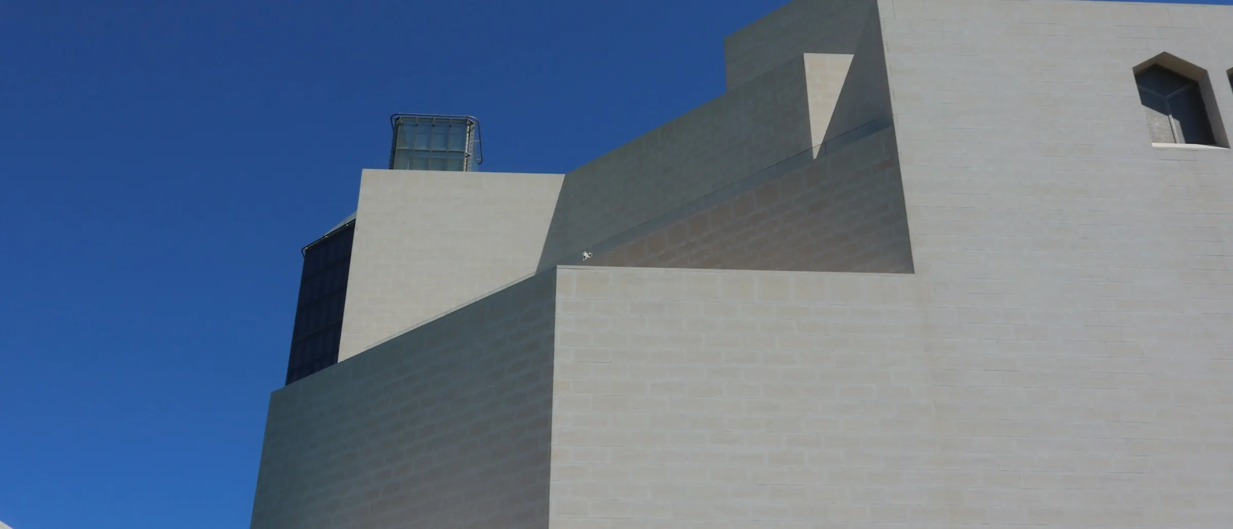 Helles Gebäude vor tiefblauem Himmel