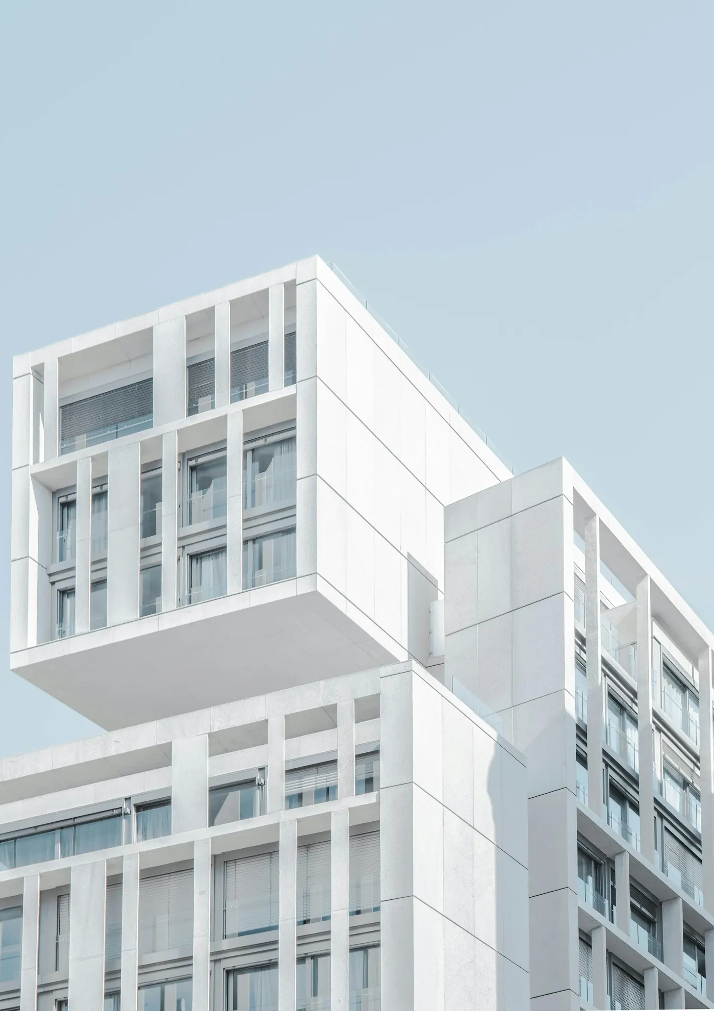 Weißes modernes Gebäude unter hellem Himmel
