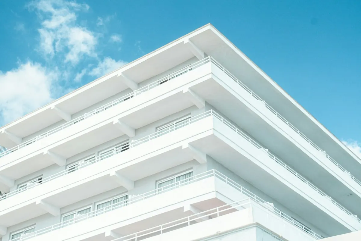 Weiße Balkone eines modernen Wohnhauses