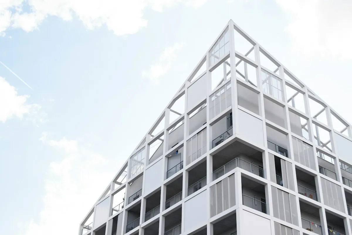 Weißer Neubau mit Gitterstruktur
