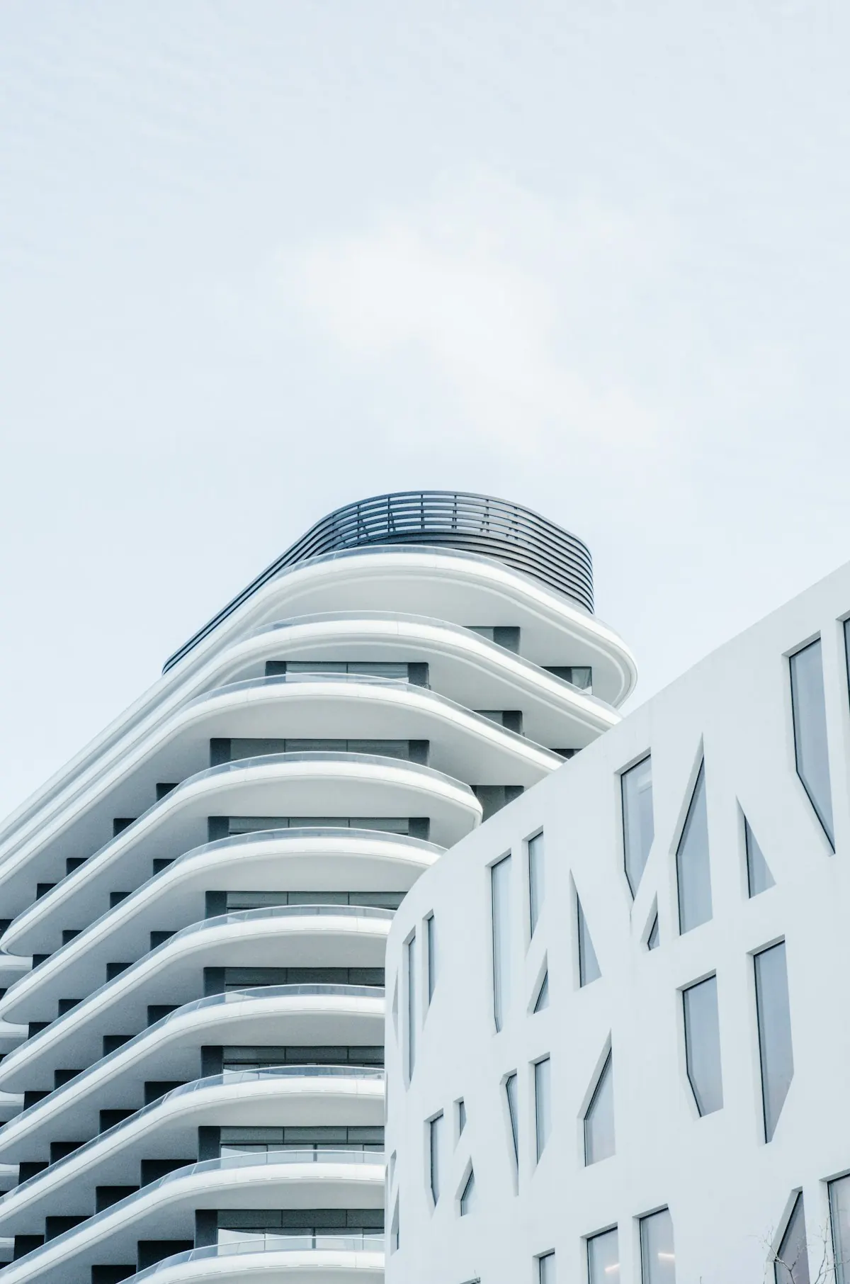 Geschwungene weiße Fassade
