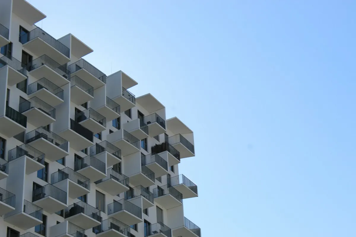 Gestaffelte Balkone eines modernen Wohnhauses
